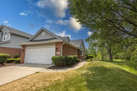 2031 Clover Ln, Woodridge, IL 60517