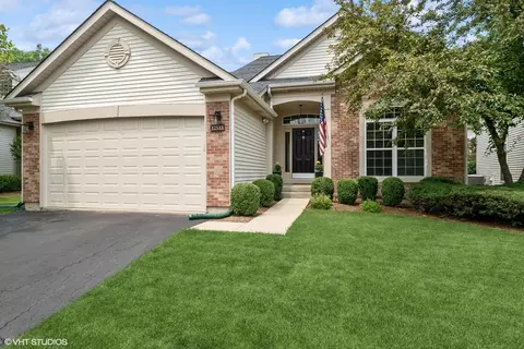 12533 Meadow Cir, Lake Bluff, IL 60044