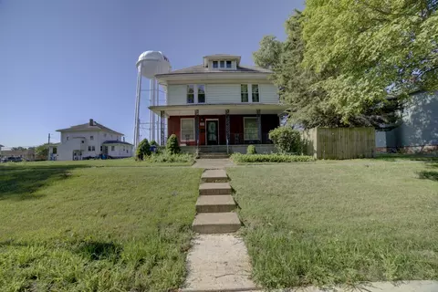 221 E Ash St, Watseka, IL 60970