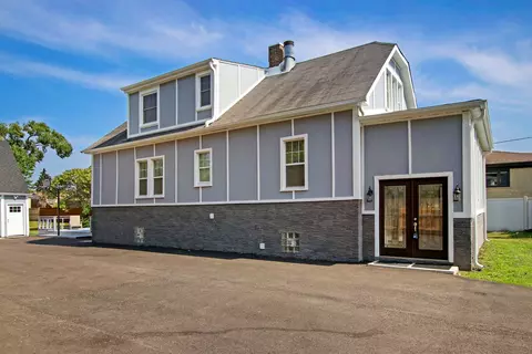 227 Greenwood Rd, Glenview, IL 60025