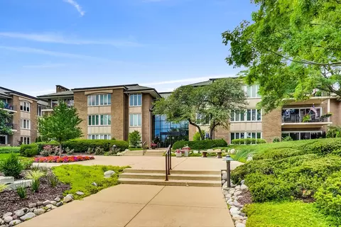 1 Oak Brook Club Dr #B103, Oak Brook, IL 60523