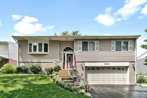 9060 Chestnut Dr, Hickory Hills, IL 60457