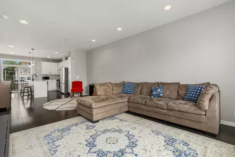 787 Lee St, Des Plaines, IL 60016 photo 3