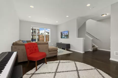 787 Lee St, Des Plaines, IL 60016 photo 5
