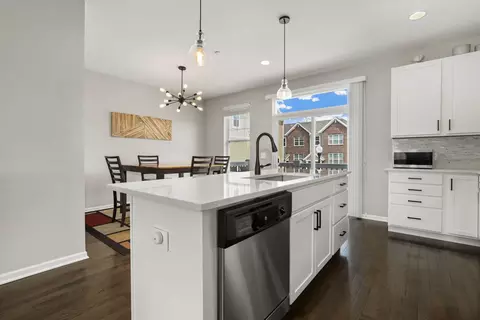 787 Lee St, Des Plaines, IL 60016 photo 8