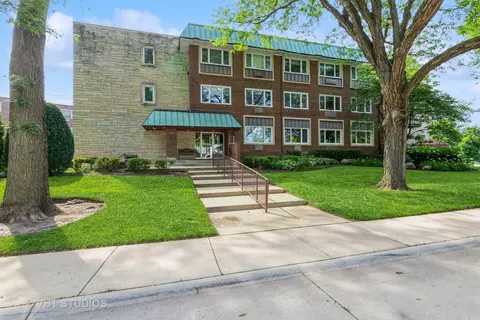 2812 E Bel Aire Dr #201, Arlington Heights, IL 60004