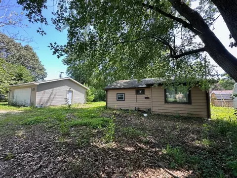 518 S Isabella St, Clinton, IL 61727
