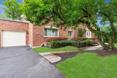 700 Ballantrae Dr #A, Northbrook, IL 60062