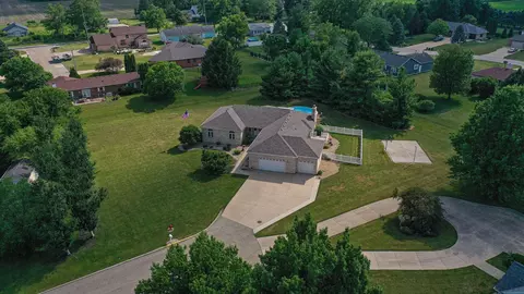 1717 Hillcrest Ct, Mendota, IL 61342