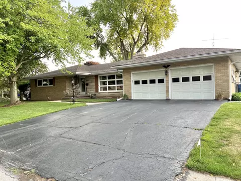 611 Hilltop Ave, Bradley, IL 60915
