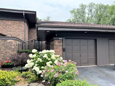 28 Cedar Creek Ct, Palos Heights, IL 60463