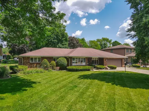 2 Rockne Dr, Manteno, IL 60950