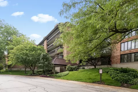 3851 Mission Hills Rd #202, Northbrook, IL 60062