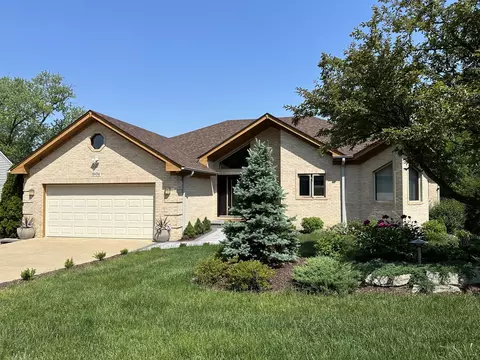 16 W154 Hillside Ln, Burr Ridge, IL 60527