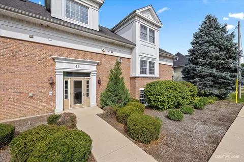 111 S 5th Ave #B, Saint Charles, IL 60174