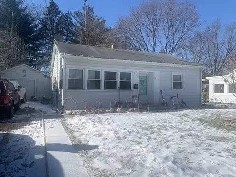 657 Pleasant St, Woodstock, IL 60098