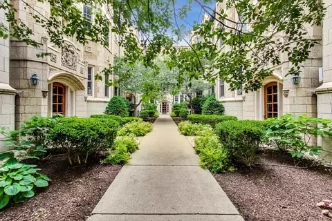536 W Brompton Ave #1S, Chicago, IL 60657