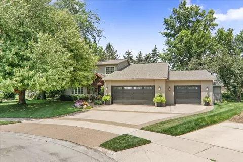 6 Oxford Ct, Bloomington, IL 61704