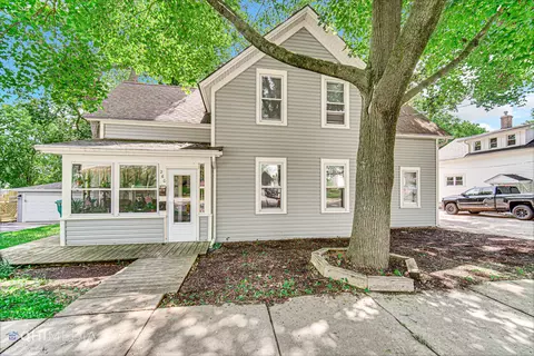 260 S Water St, Batavia, IL 60510