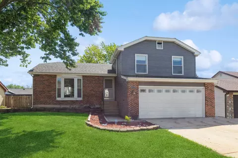 13 Woodbury Ct, Streamwood, IL 60107