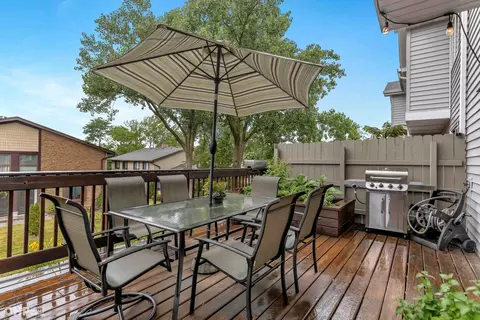8308 Highpoint Cir #E, Darien, IL 60561 photo 24
