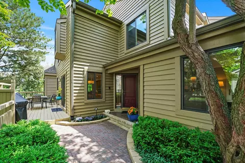 330 Indian Point Rd, Lake Barrington, IL 60010