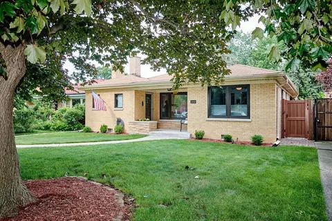 5449 N La Crosse Ave, Chicago, IL 60630