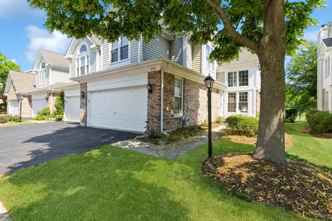826 Fairmont Ct, Des Plaines, IL 60018