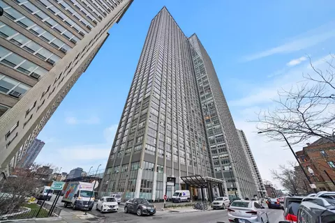 655 W Irving Park Rd #3211, Chicago, IL 60613