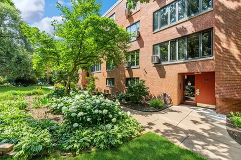 5510 S Woodlawn Ave #202, Chicago, IL 60637