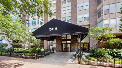 525 W Hawthorne Pl #604, Chicago, IL 60657