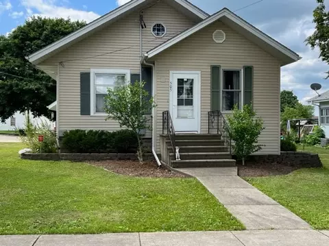 505 N 1st St, Ashton, IL 61006