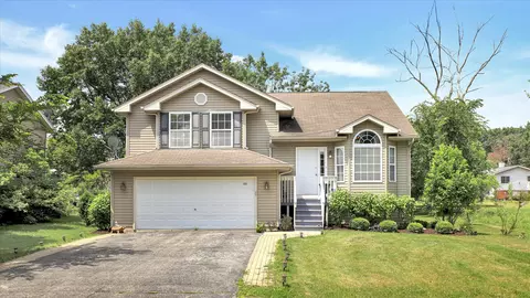 233 Picadilly Dr SE, Poplar Grove, IL 61065