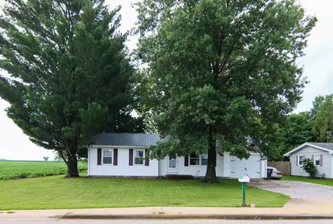 909 E Harrison St E, Villa Grove, IL 61956