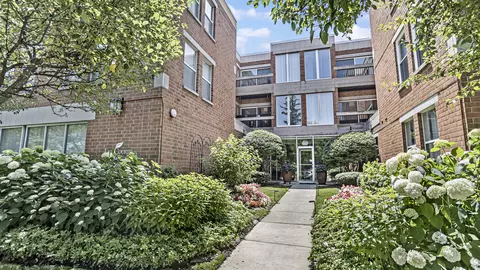 1925 Lake Ave #303, Wilmette, IL 60091