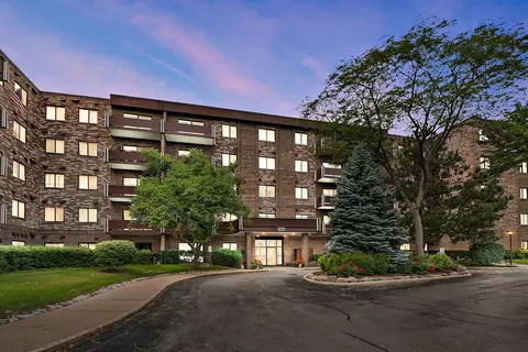 700 Wellington Ave #107, Elk Grove Village, IL 60007
