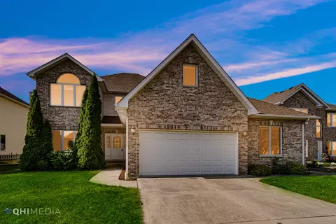 387 E Sleepy Hollow Ln, Addison, IL 60101