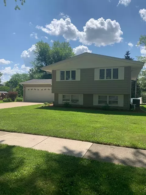 1909 Pleasant Ave, Saint Charles, IL 60174