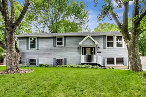 1521 Surrey Rd, Batavia, IL 60510