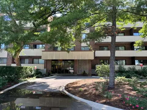 9242 Gross Point Rd #A304, Skokie, IL 60077
