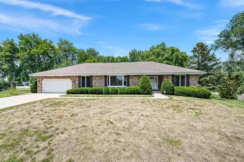121 W End Ct, Oswego, IL 60543