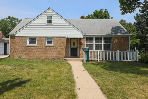 2 N Maple Ct, Addison, IL 60101