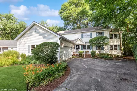 561 Woodland Ln S, Northfield, IL 60093