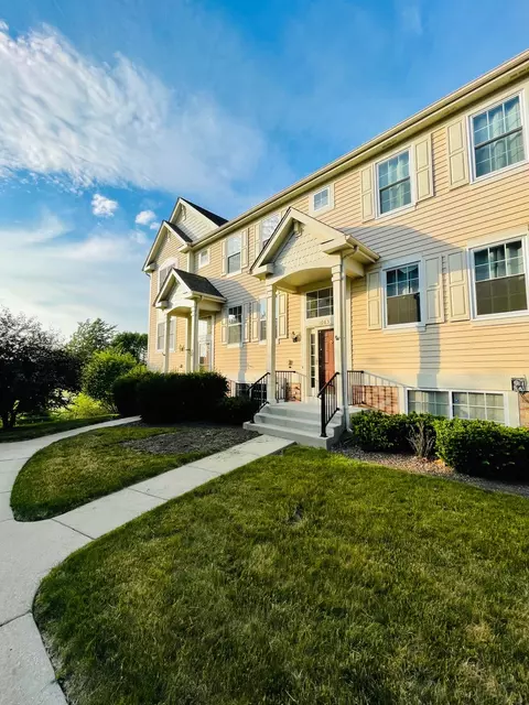 1085 Manchester Cir, Grayslake, IL 60030