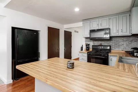8393 Mark Dr, Roscoe, IL 61073 photo 17