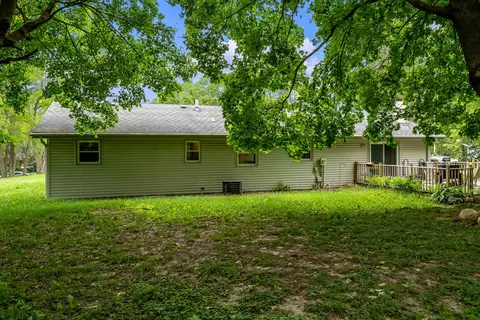 8393 Mark Dr, Roscoe, IL 61073 photo 4