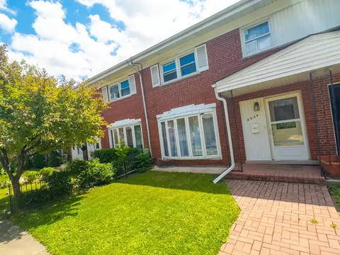 8939 Robin Dr #B, Des Plaines, IL 60016