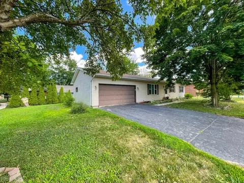 124 Ridgewood Dr, Woodstock, IL 60098