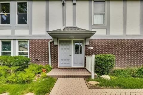 887 Garfield Ave #B, Libertyville, IL 60048