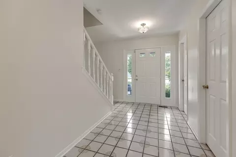 829 N Dovington Dr, Hoffman Estates, IL 60169 photo 2